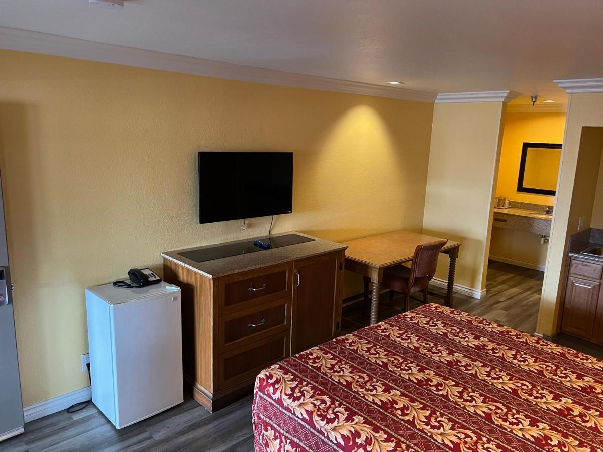 Industry Inn & Suites La Puente Esterno foto