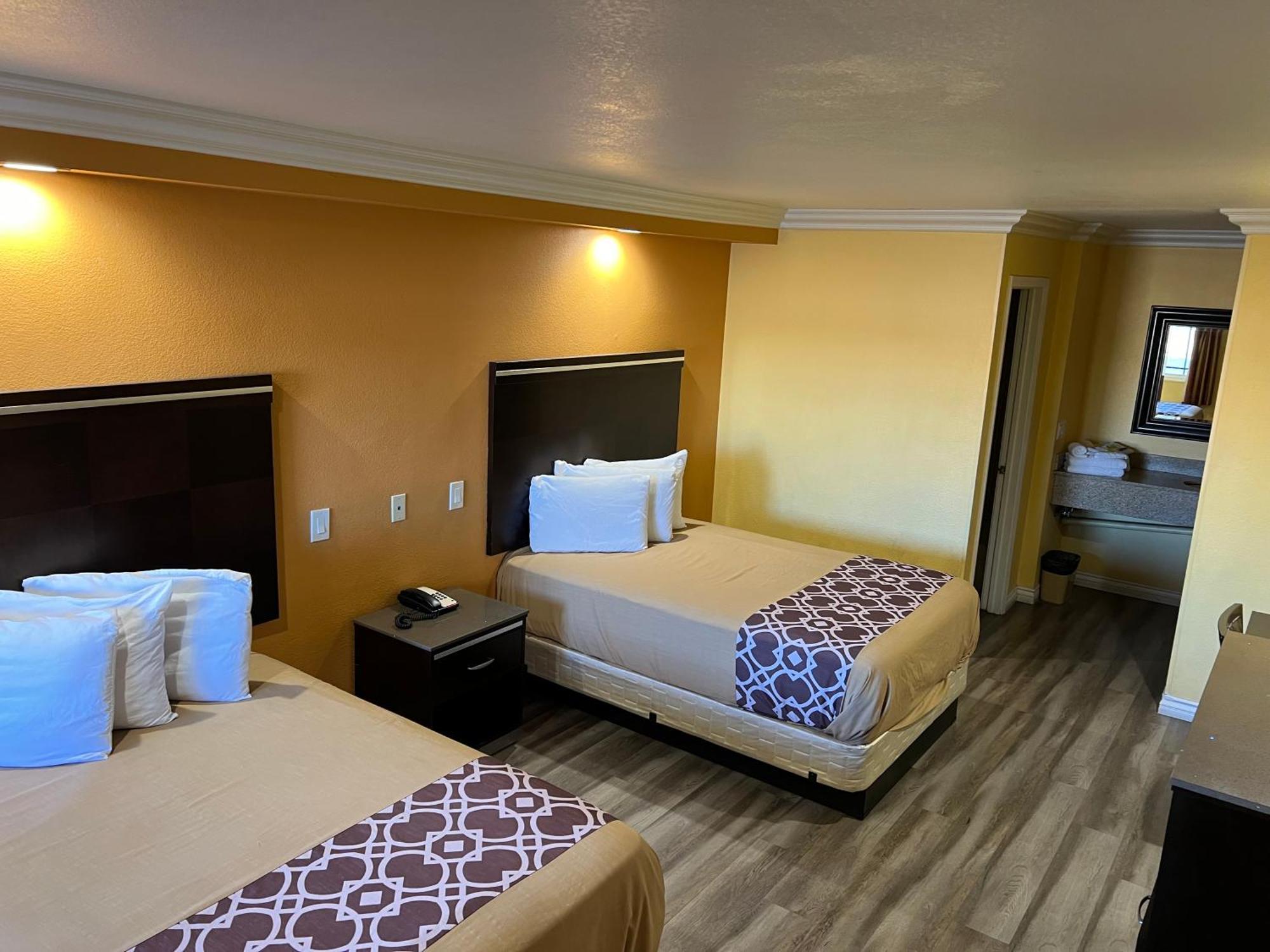 Industry Inn & Suites La Puente Esterno foto