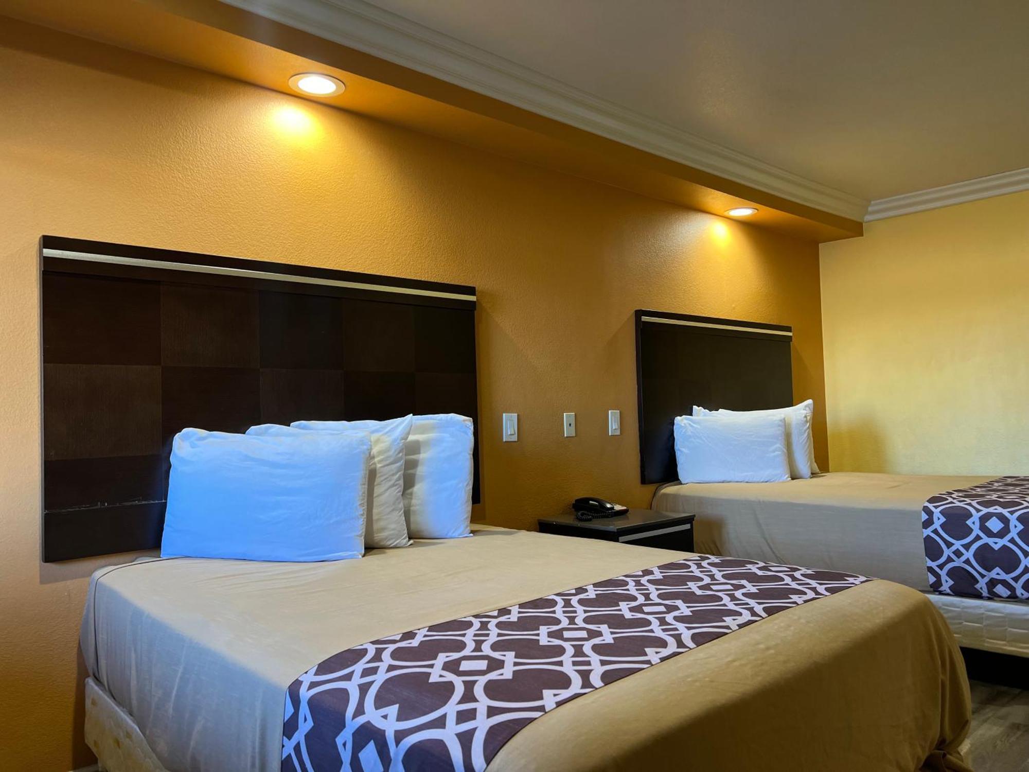 Industry Inn & Suites La Puente Esterno foto