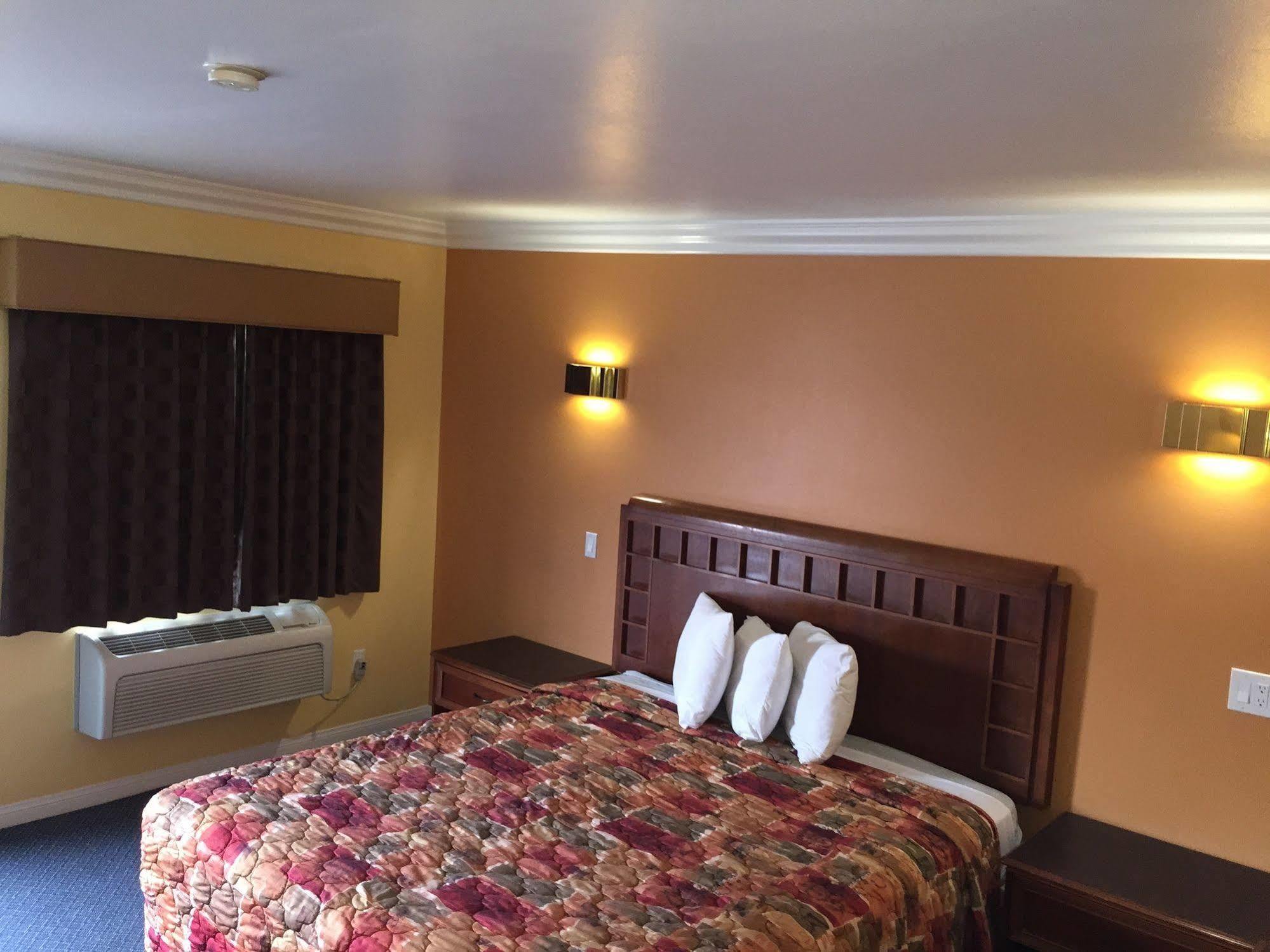 Industry Inn & Suites La Puente Esterno foto