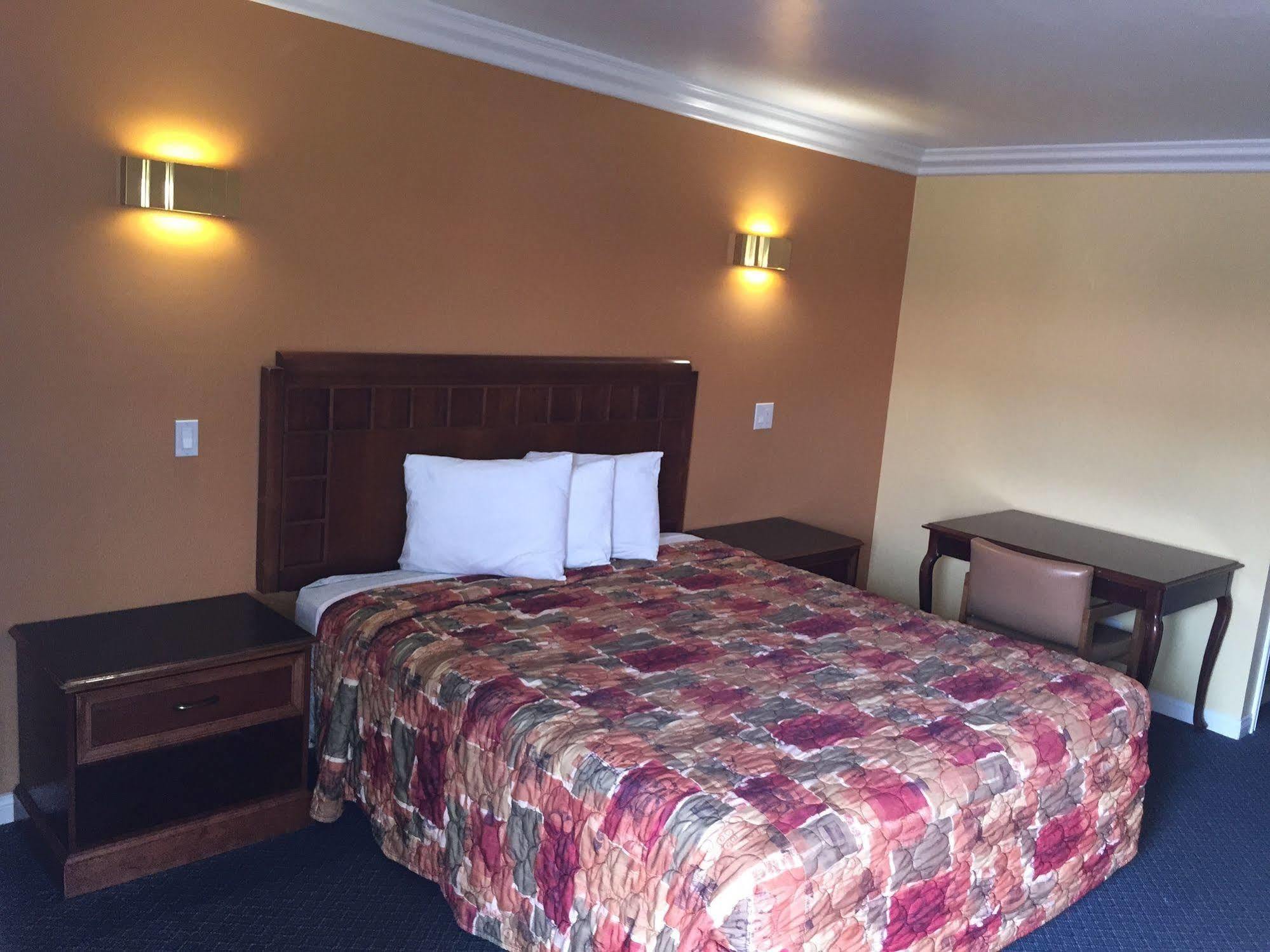 Industry Inn & Suites La Puente Esterno foto
