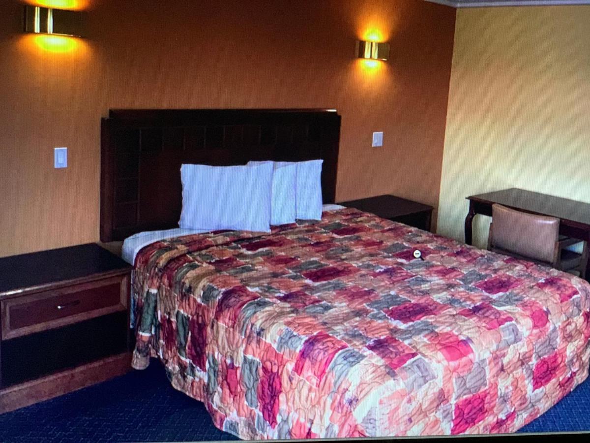Industry Inn & Suites La Puente Esterno foto
